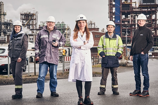 Image of a Röhm team standing at a chemical production site, illustrating Röhm GmbH’s digital platform and e-commerce success story with Intershop.