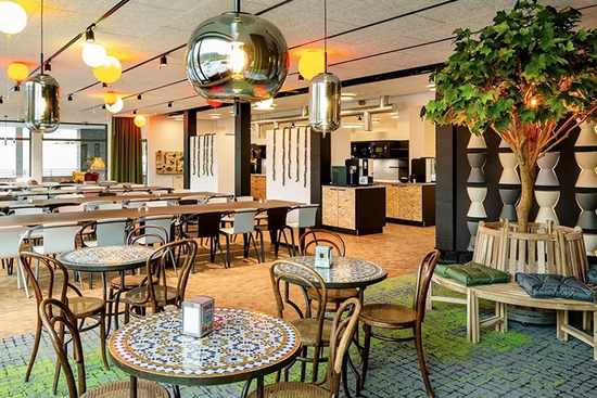 Image of the modern Soennecken office cafeteria, illustrating Soennecken eG’s digital commerce success story with the Intershop Commerce Platform.