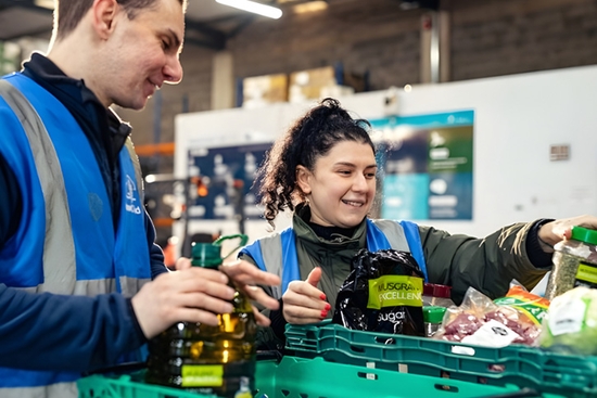 Bild mit Mitarbeitenden im Lager von Musgrave MarketPlace, die Foodservice-Produkte kommissionieren und eine Digital-Commerce-Erfolgsgeschichte mit 83 % Online-Umsatz veranschaulichen.
