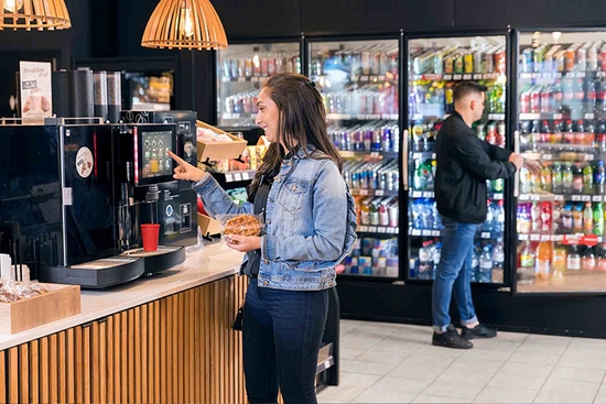 Tankstellenshop mit Kunden